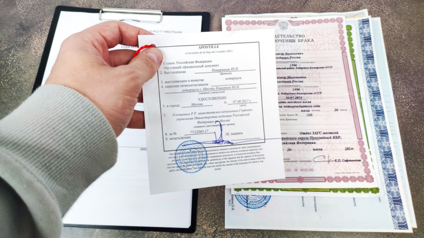 Апостиль Российской Федерации в руке человека