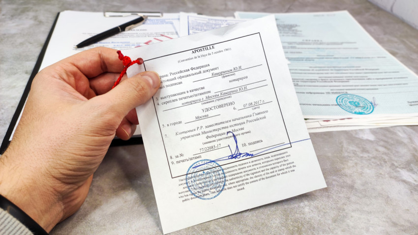 Апостиль Российской Федерации в руке заявителя