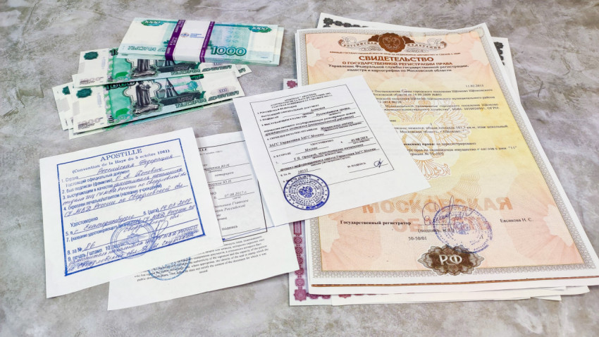 Апостили и свидетельства с российскими рублями на столе