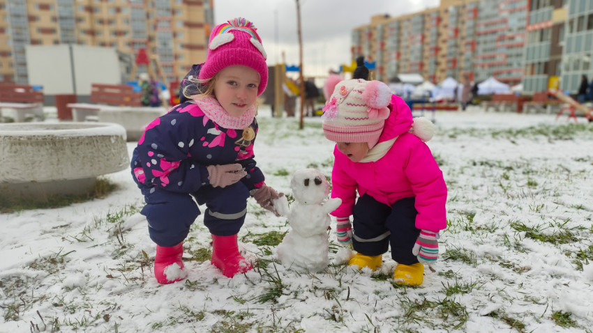 Дети играют на улице в зимний период