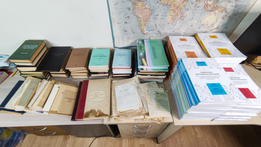 Складированные книги и отчётные материалы на рабочем столе