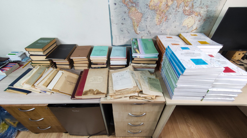 Стеллаж со справочниками и технической документацией в рабочем кабинете