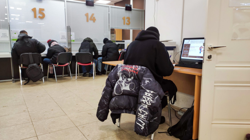 Посетители у окон 13–15 в МФЦ