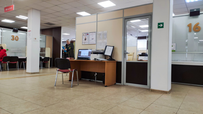 Рабочая зона с компьютером внутри зала МФЦ