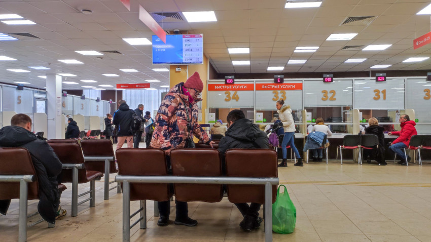 Пространство зала МФЦ с электронным терминалом