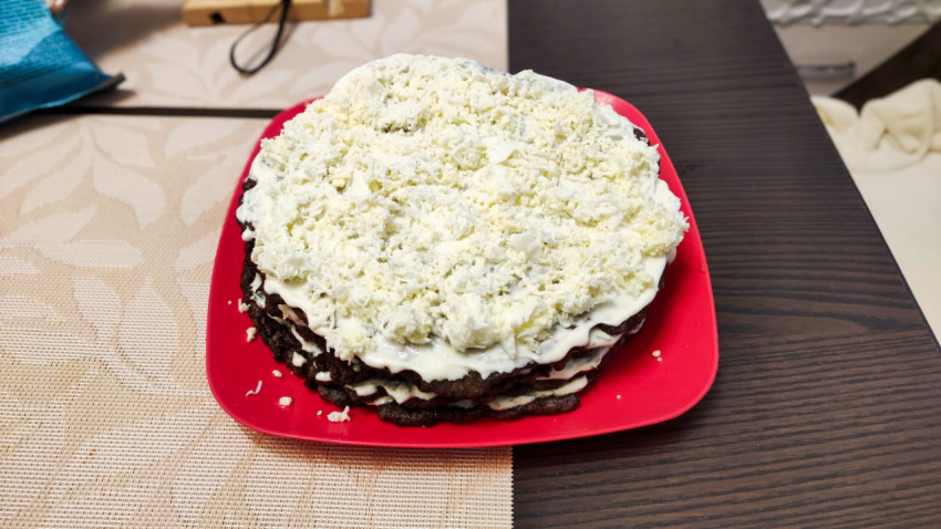 Печёночный торт на красной тарелке