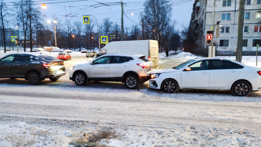 Зимняя дорожно-транспортная ситуация на перекрёстке