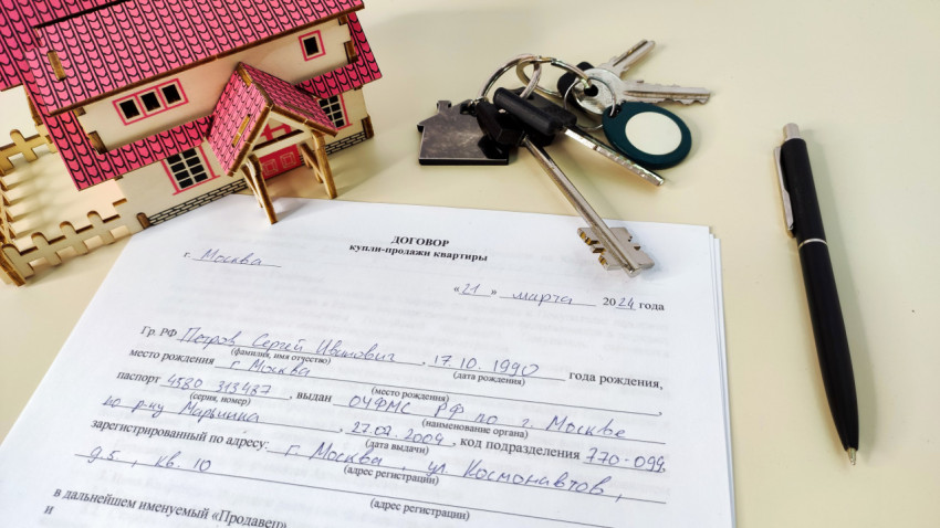 Договор купли-продажи квартиры с ключами и макетом дома
