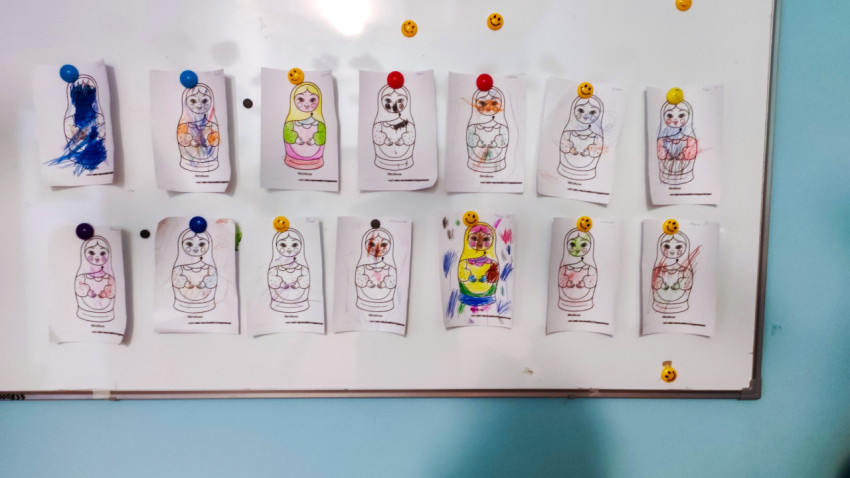 Детские рисунки матрёшек на белой доске