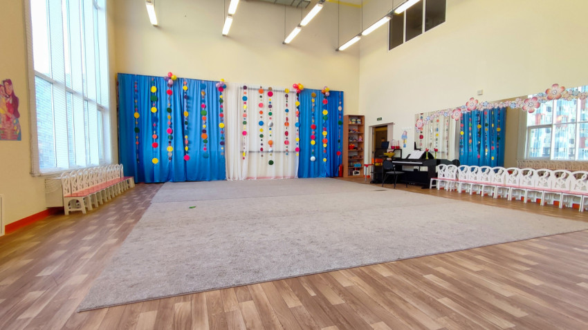 Празднично оформленный зал детского учреждения