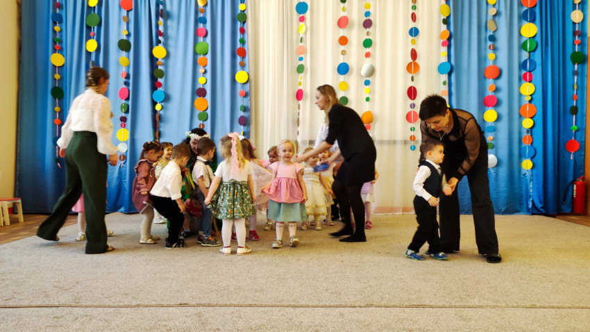 Танцевальное выступление детей с воспитателями