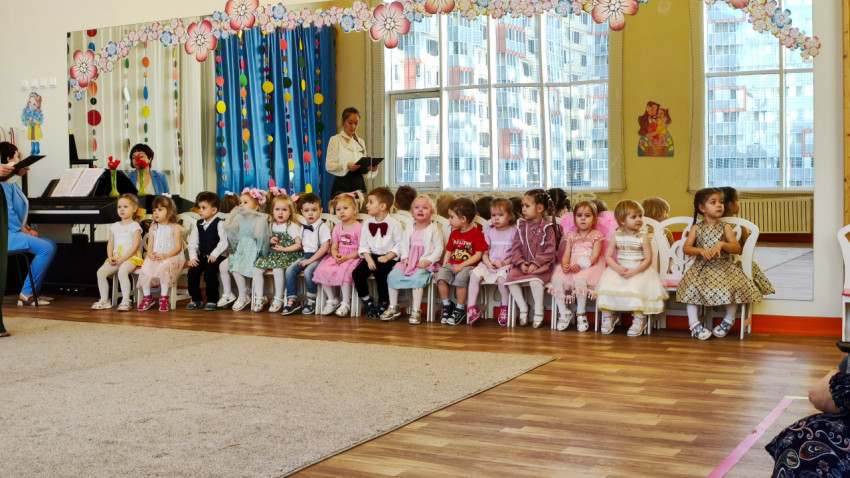 Группа детей и педагогов во время утренника