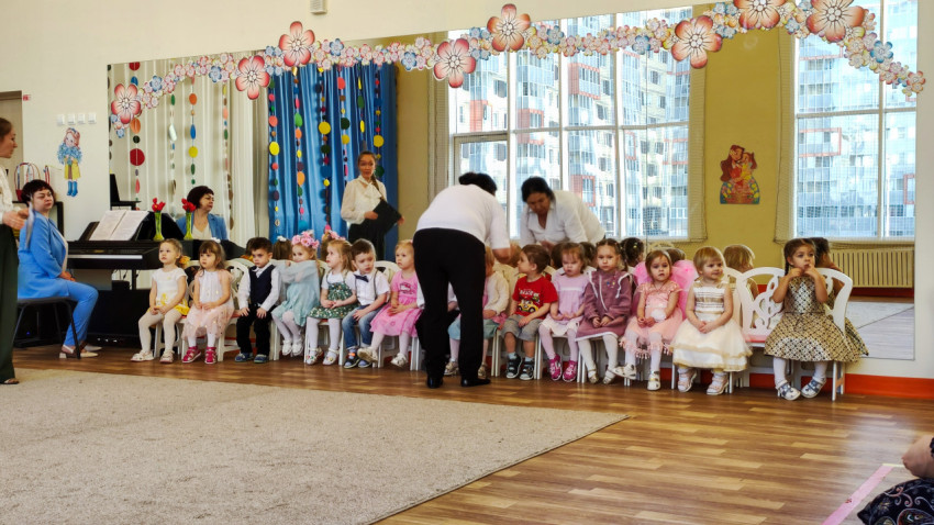 Дети на праздничном утреннике в детском саду
