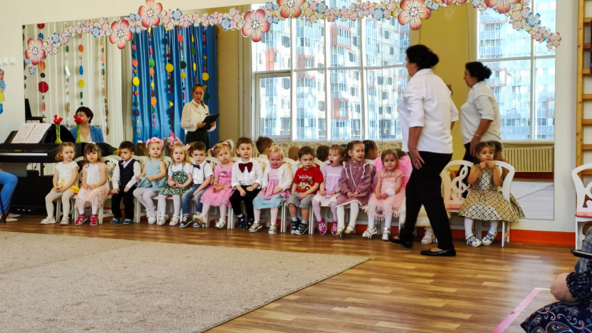 Воспитатели и дети на утреннике в детском саду