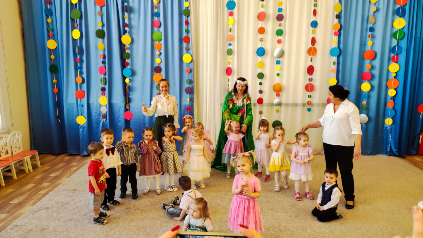 Дети и педагоги на утреннике в детском саду