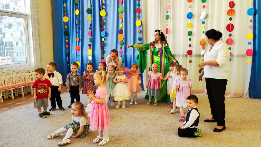 Группа детей на праздничном выступлении в дошкольном учреждении