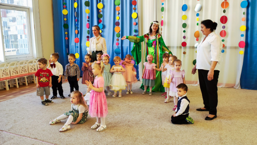 Воспитанники детского сада во время утренника с участием педагога