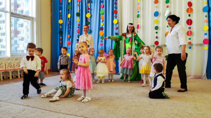 Дети на сценической площадке с педагогами и сказочным персонажем