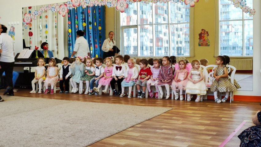 Дошкольники на праздничном мероприятии с воспитателями
