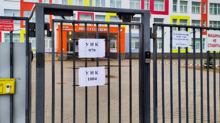 Вход в школу с избирательными участками №979 и №1004