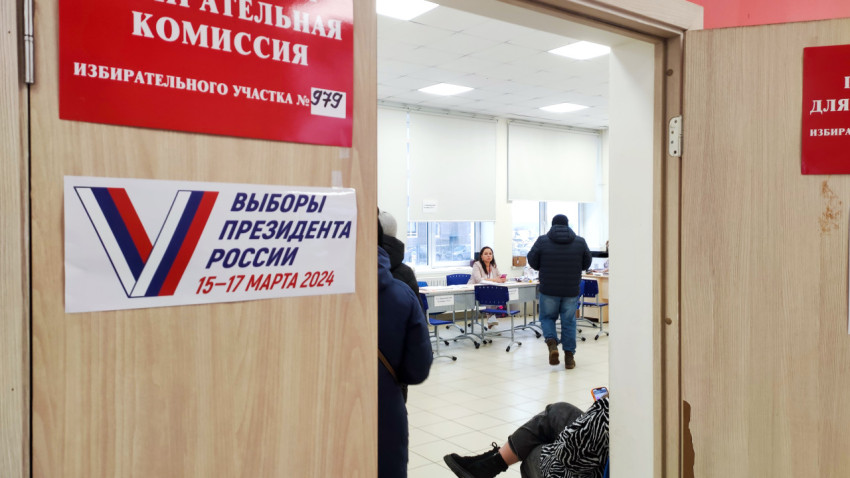 Вход в избирательный участок №979 на выборах президента России 2024 года