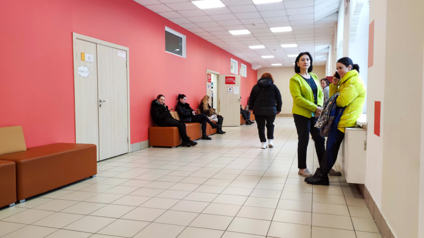 Коридор у избирательных участков №979 и №1004 во время выборов 2024 года