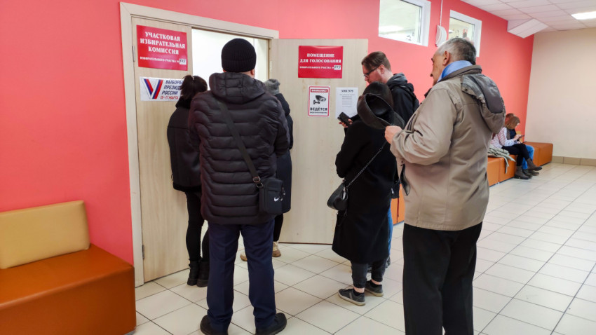 Очередь избирателей у участка №979 во время выборов президента России 2024 года