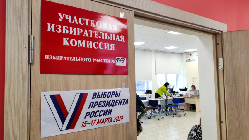 Вход в избирательный участок №979 с официальными табличками