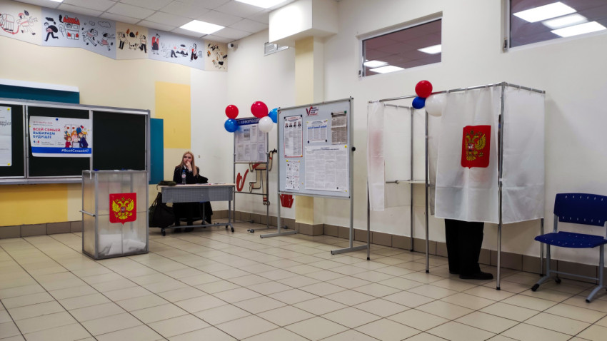 Кабинки для голосования и урна на избирательном участке