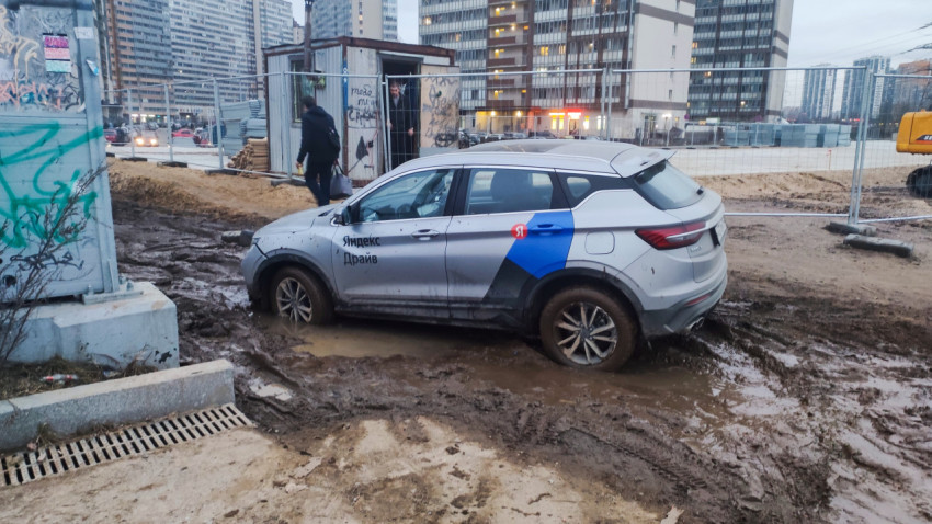 Автомобиль Яндекс.Драйв застрял в грязи на строительной площадке