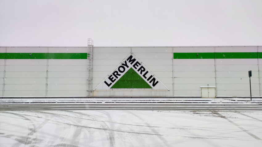Фасад гипермаркета Leroy Merlin в зимних условиях