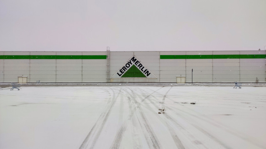 Фасад Leroy Merlin и пустая зимняя парковка