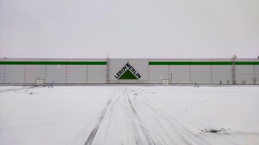 Заснеженная парковка и фасад гипермаркета Leroy Merlin