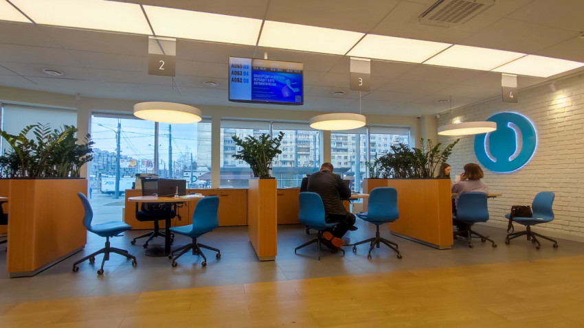 Рабочая зона офиса банка «Открытие» с номерами стоек обслуживания