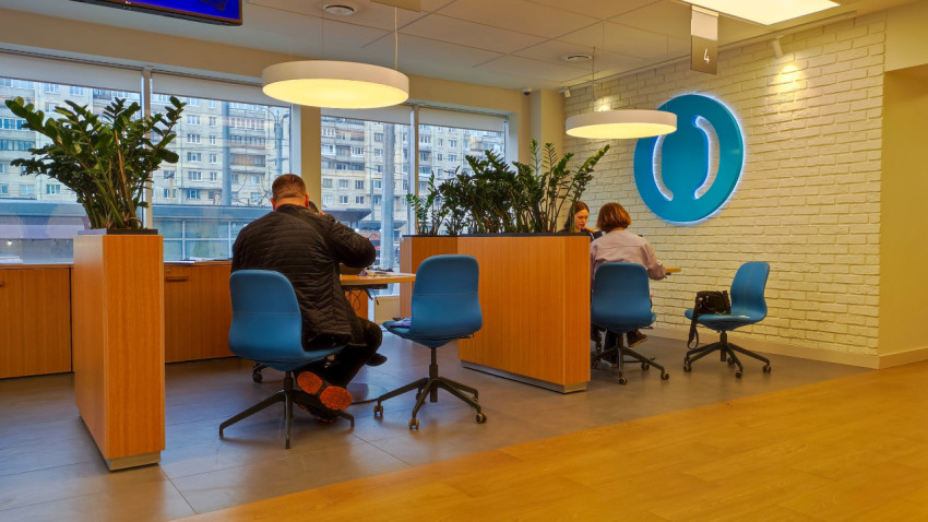 Интерьер офиса банка «Открытие» с клиентами за рабочими столами
