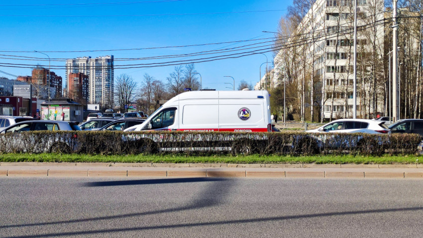 Машина скорой медицинской помощи в городском транспортном потоке