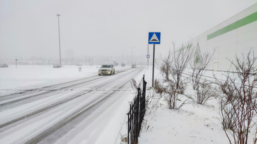 Автомобили на заснеженной дороге рядом с гипермаркетом Leroy Merlin
