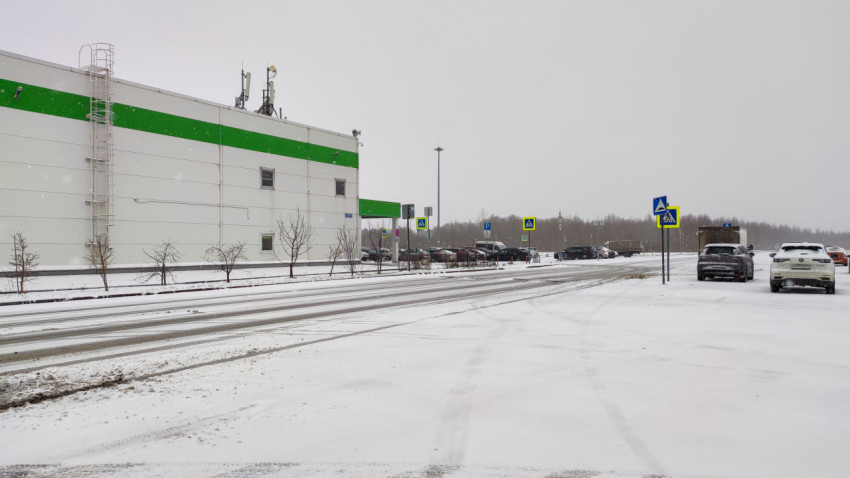 Зимняя дорога и парковка у здания Leroy Merlin