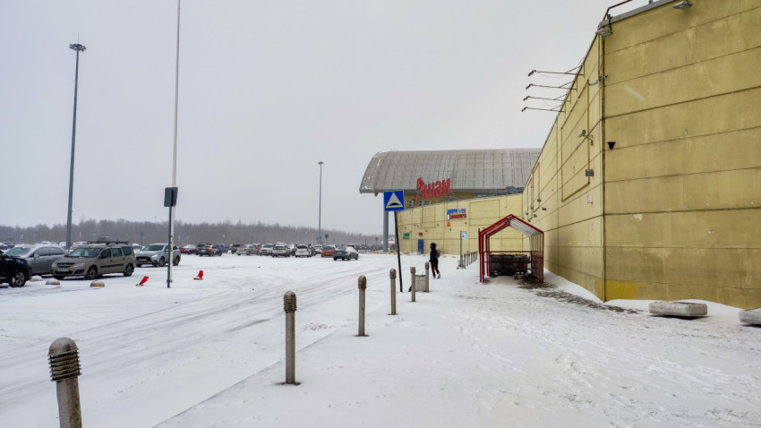 Зимняя парковка и входная зона гипермаркета Ашан