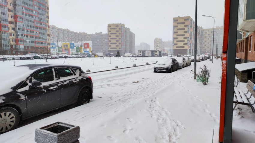 Двор многоэтажного жилого района в снежную погоду