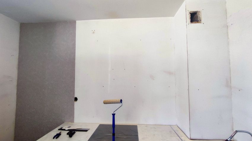 Подготовка стены на кухне перед поклейкой обоев