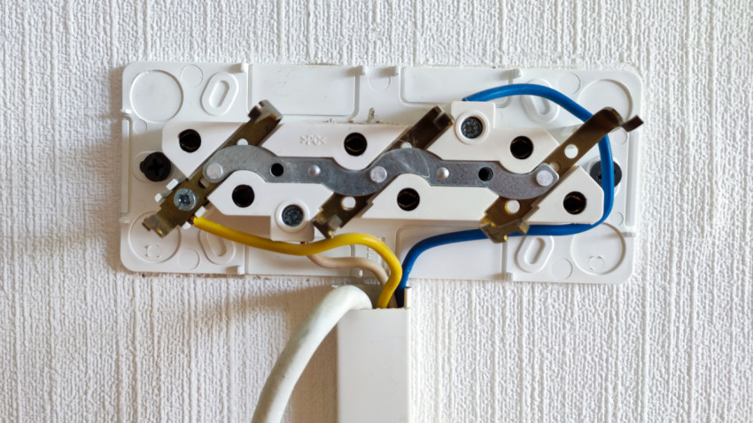 Подключение электрических проводов к блоку розетки