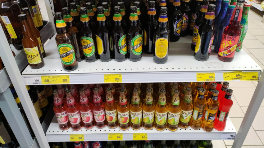 Полка с бутылками слабоалкогольных напитков в магазине