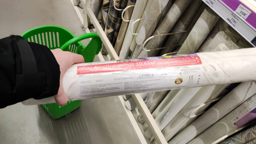 Рулон обоев Lillian 286312 в руке покупателя