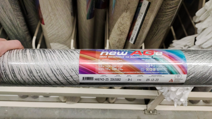 Рулон виниловых обоев New Age на флизелиновой основе