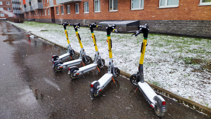 Электросамокаты Whoosh на мокром асфальте в снежную погоду