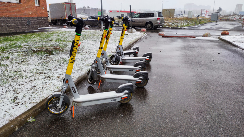 Электросамокаты Whoosh у жилого дома в первый снег