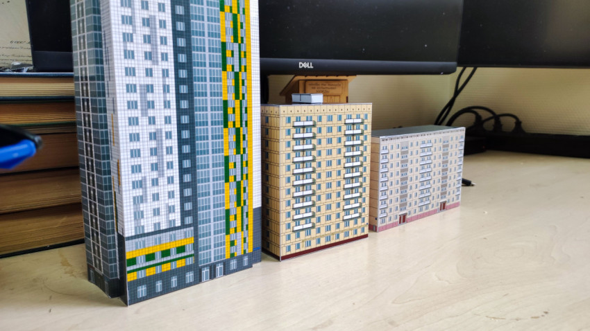 Модели жилых многоэтажных зданий на рабочем столе