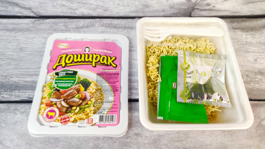 Упаковка лапши «Доширак» и открытый контейнер с ингредиентами