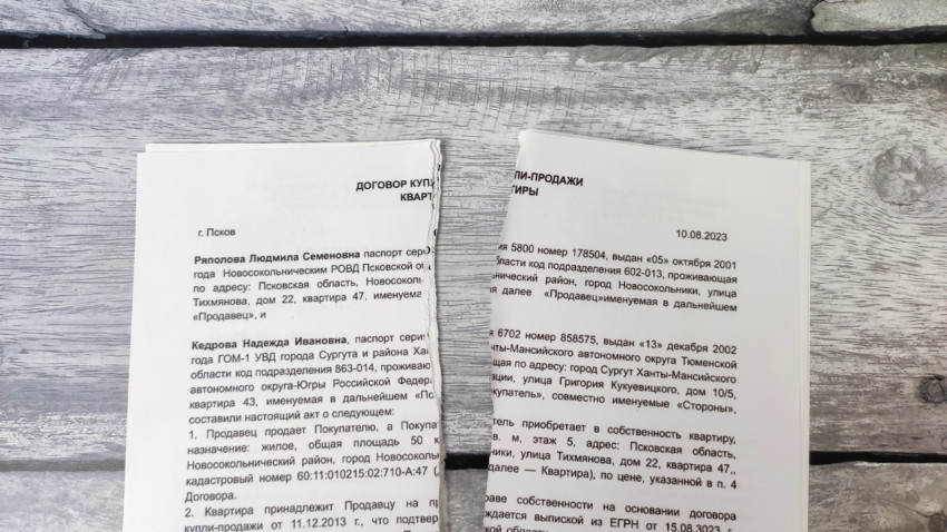 Разорванный договор купли-продажи квартиры на деревянной поверхности